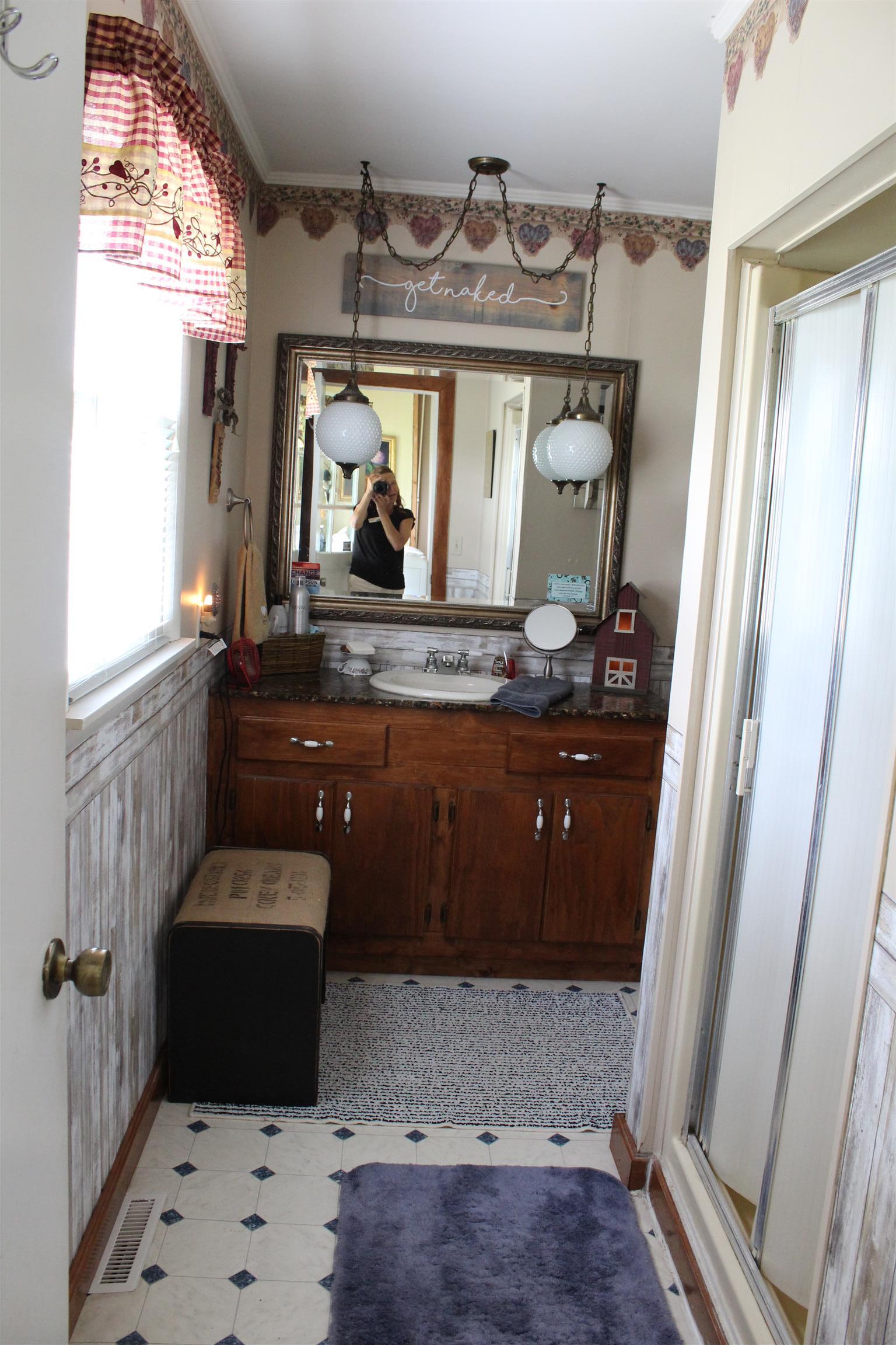 286 South Hood Road Lawrenceburg, TN 38464 - Photo 14 of 29 Down stairs bath