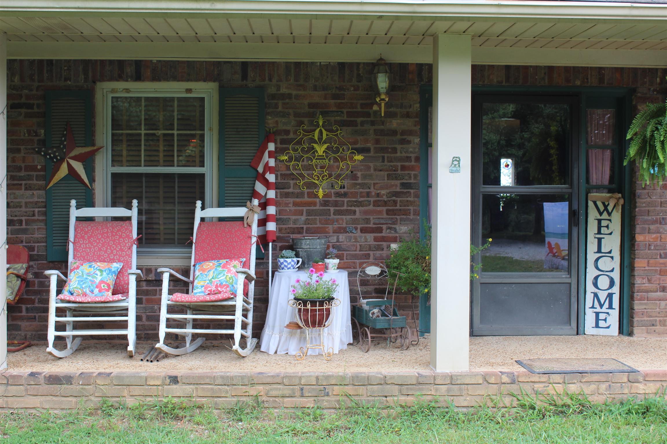 286 South Hood Road Lawrenceburg, TN 38464 - Photo 3 of 29 Welcoming font porch