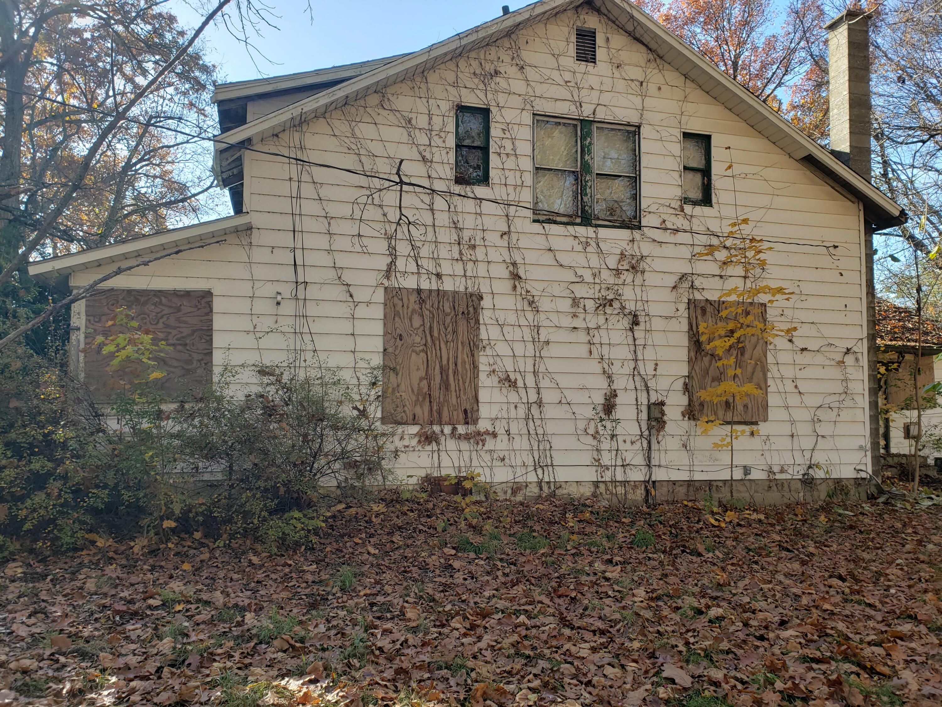 112 Jefferson Street Three Rivers, MI 49093 - Photo 5 of 6 112 Jefferson St - North side of home