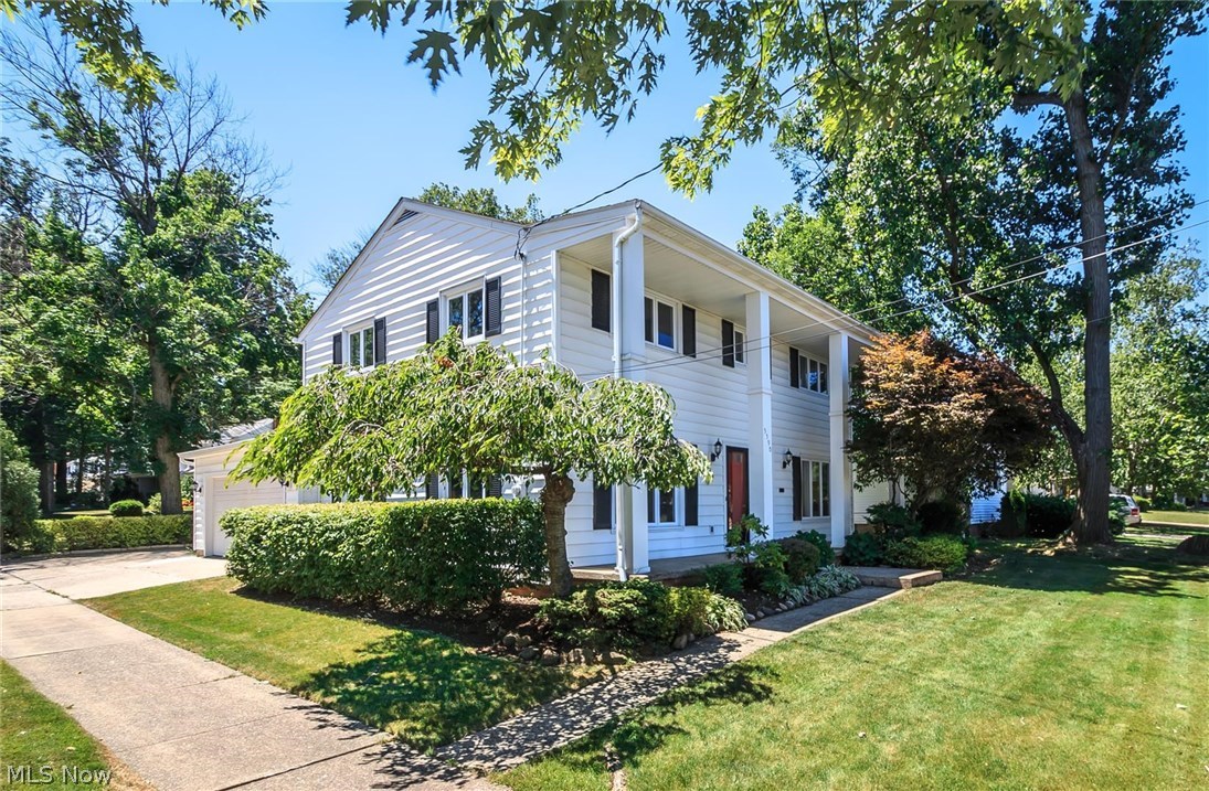 5590 Ridgebury Boulevard Lyndhurst, OH 44124 - Photo 1 of 25 Great curb appeal.