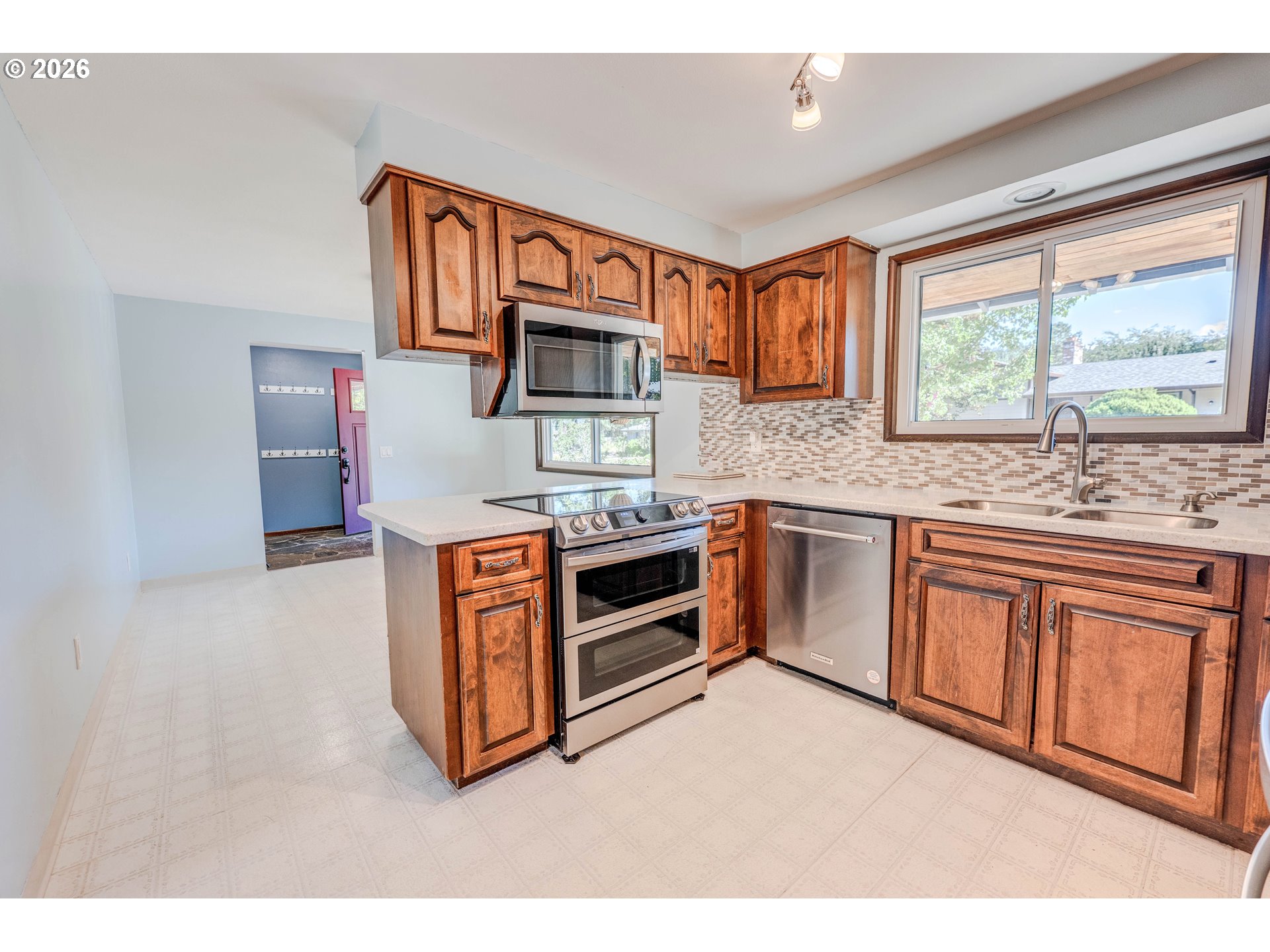 20775 Southwest Vienna Drive Beaverton, OR 97078 - Photo 6 of 37 Kitchen/Nook