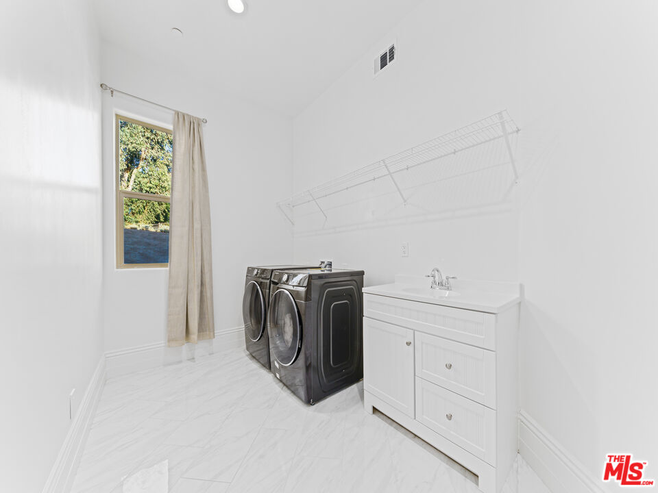14420 Merlot Court Riverside, CA 92508 - Photo 32 of 57 a utility room with closet dryer and washer