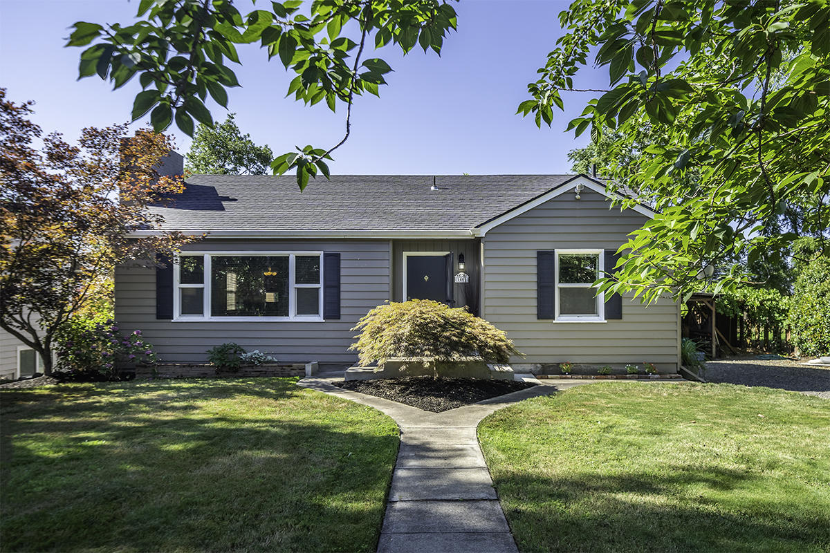 1406 Ridge Way Medford, OR 97504 - Photo 3 of 34 DSC09487