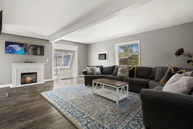 $2,300 | 930 Henry Street, Lake Geneva, WI 53147