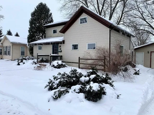 $2,300 | 930 Henry Street, Lake Geneva, WI 53147