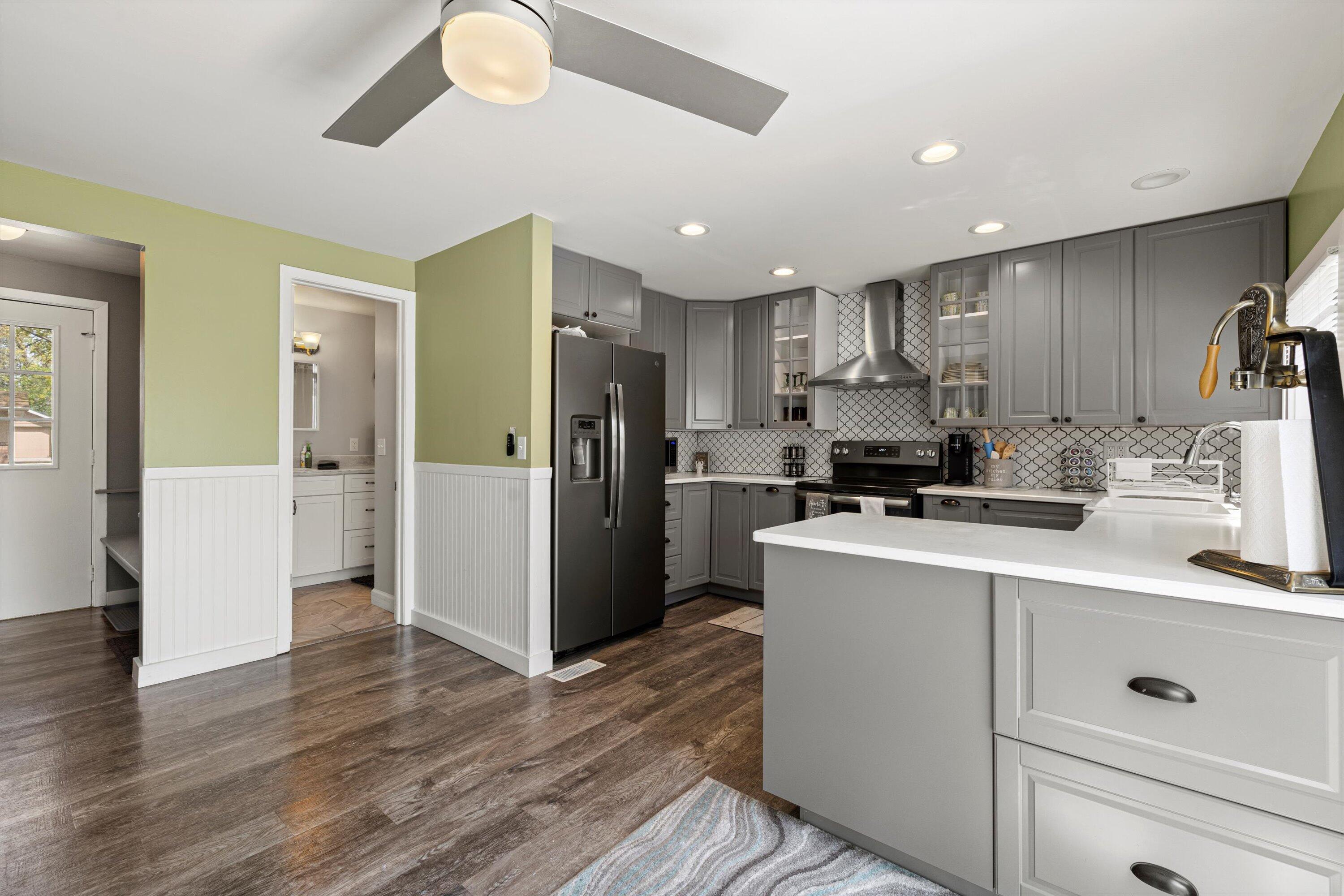 930 Henry Street Lake Geneva, WI 53147 - Photo 4 of 19 11-IMG_2938