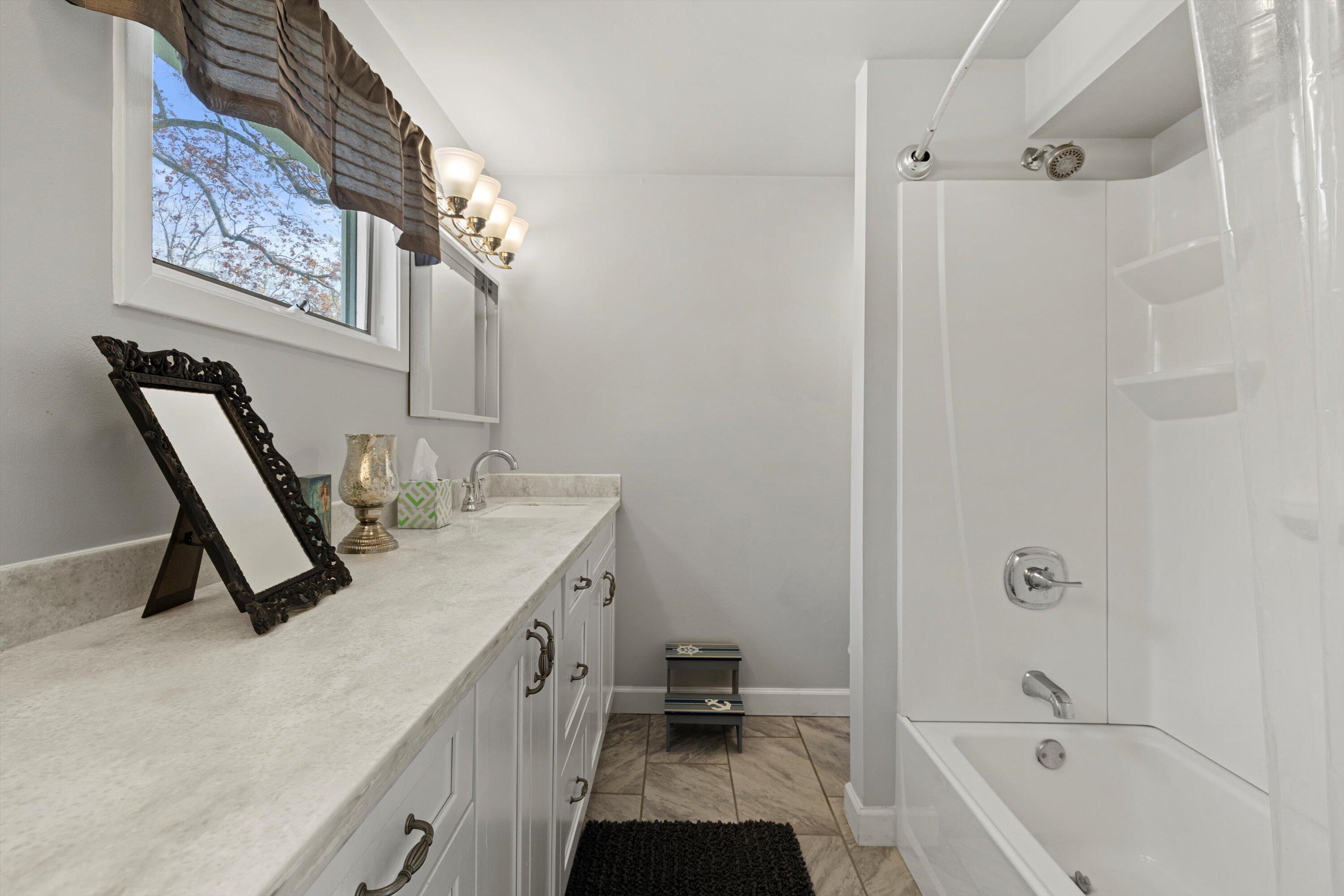 930 Henry Street Lake Geneva, WI 53147 - Photo 9 of 19 17-IMG_3000