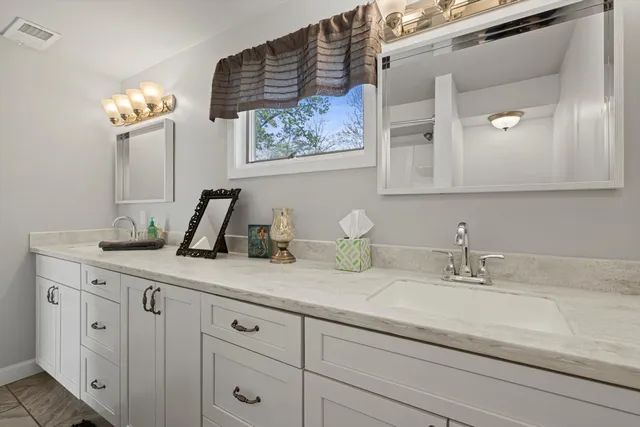 $2,300 | 930 Henry Street, Lake Geneva, WI 53147