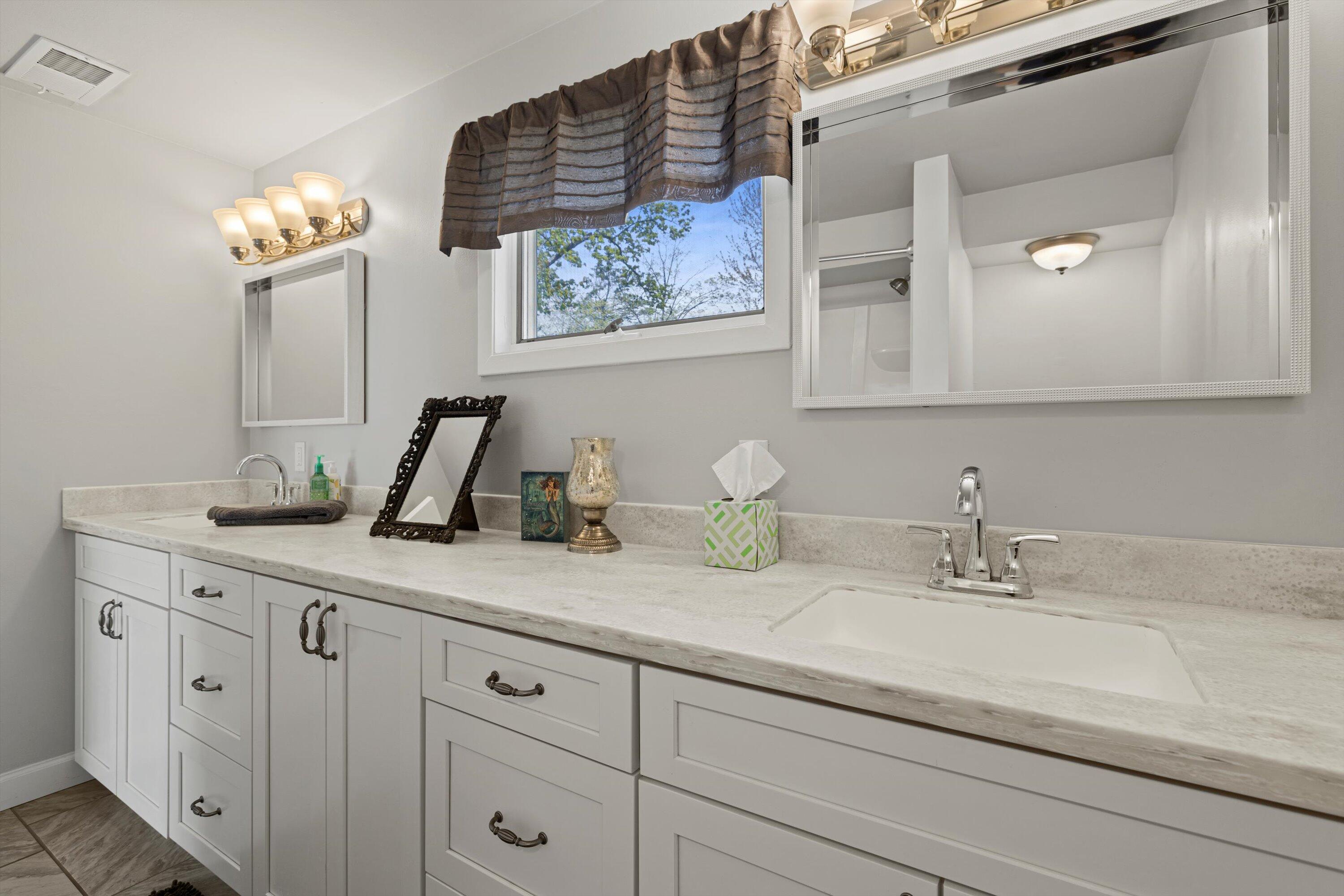 930 Henry Street Lake Geneva, WI 53147 - Photo 10 of 19 18-IMG_3009