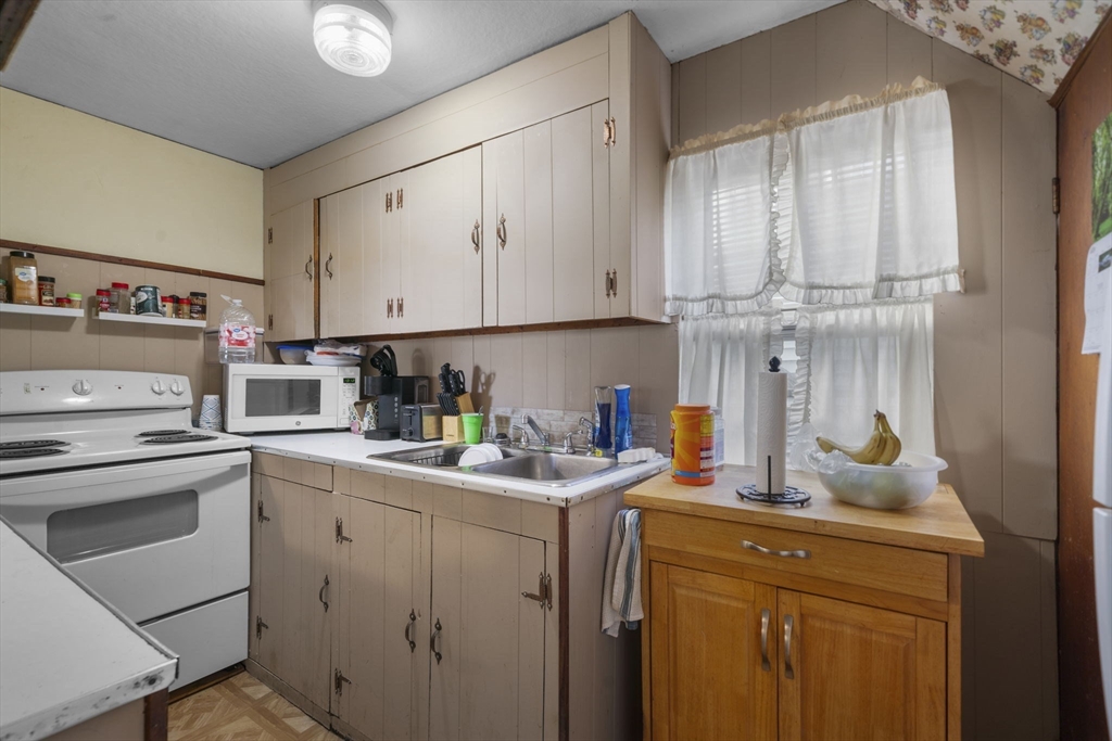 17-19 Whitehall Road Amesbury, MA 01913 - Photo 4 of 26 Gallery Image 4