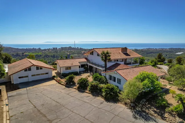 a view of a house with a yard and plants