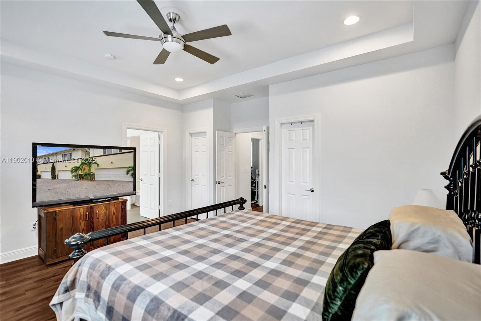 518 North Federal Highway, Unit 14 Lake Worth, FL 33460 - Photo 29 of 54 a bedroom with a bed and a painting on the wall