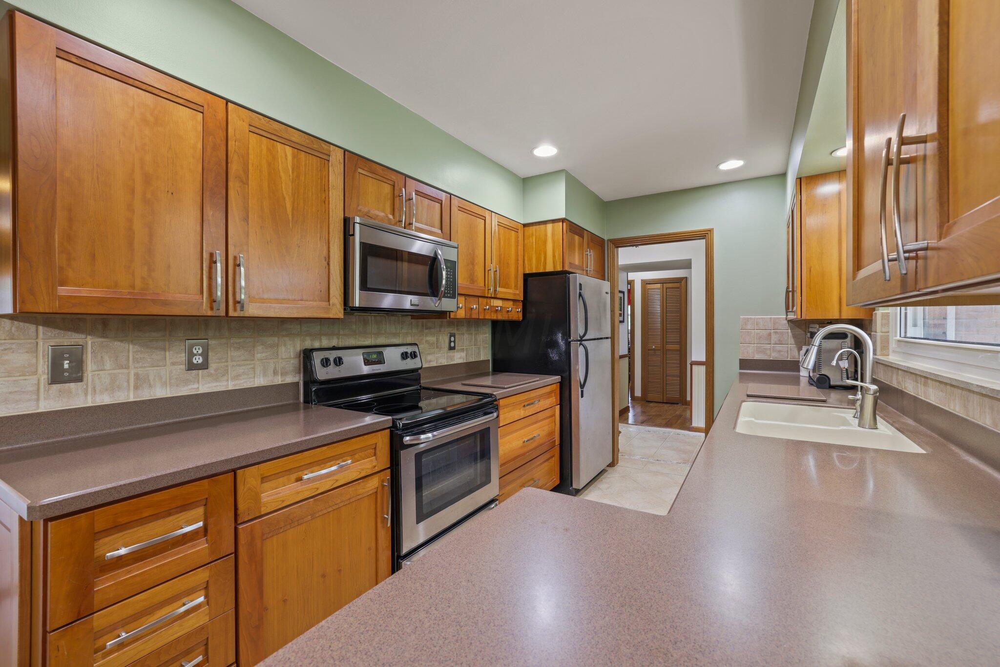 19940 Collins Road Marysville, OH 43040 - Photo 15 of 53 Kitchen w/luxury grade cherry cabinets