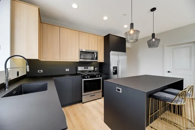 $2,200 | 6035 West North Avenue, Unit 1E, Oak Park, IL 60302