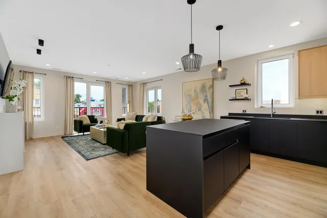 $2,200 | 6035 West North Avenue, Unit 1E, Oak Park, IL 60302