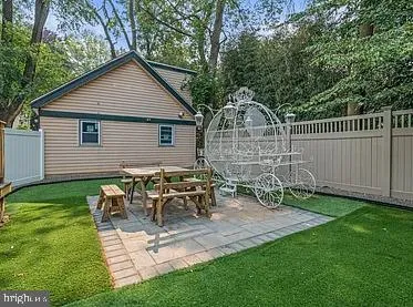 a view of a house with backyard and a garden