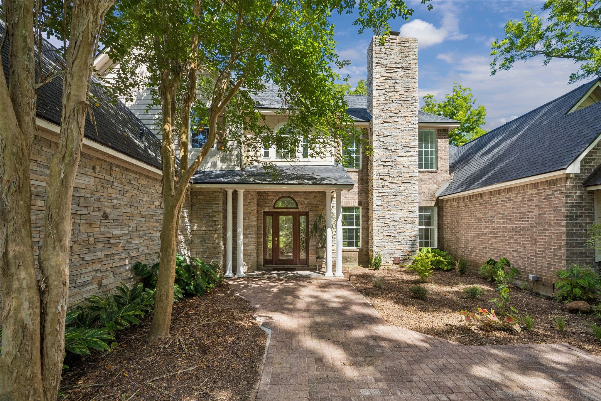 18202 County Road 40 Road Rosharon, TX 77583 - Photo 3 of 43 Front door courtyard area