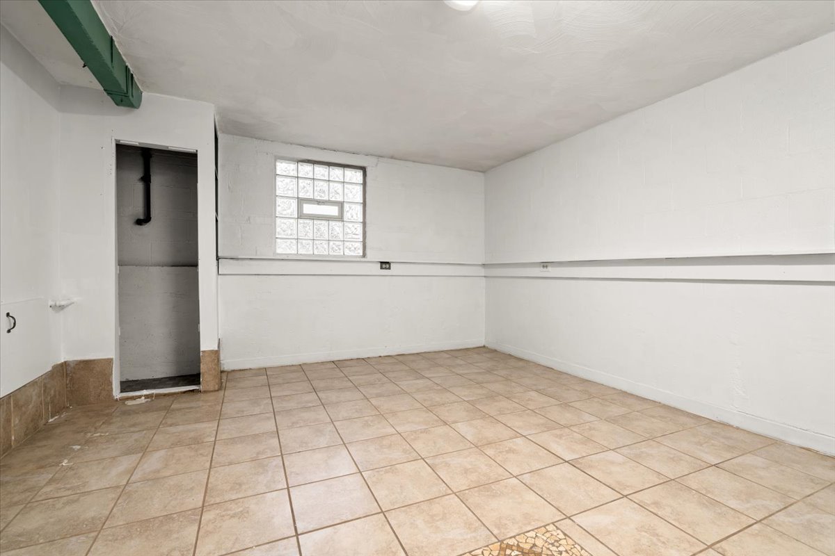 3923 Madison Avenue Brookfield, IL 60513 - Photo 24 of 26 a view of an empty room with window