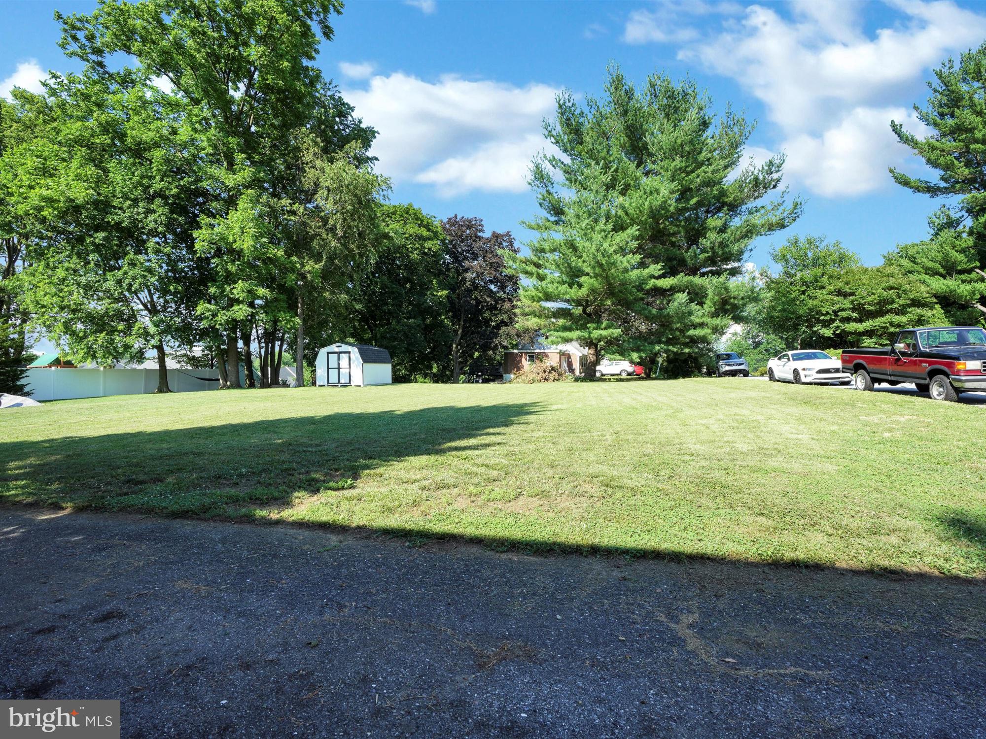 425 Lampeter Road Lancaster, PA 17602 - Photo 22 of 25 Drive/ Yard