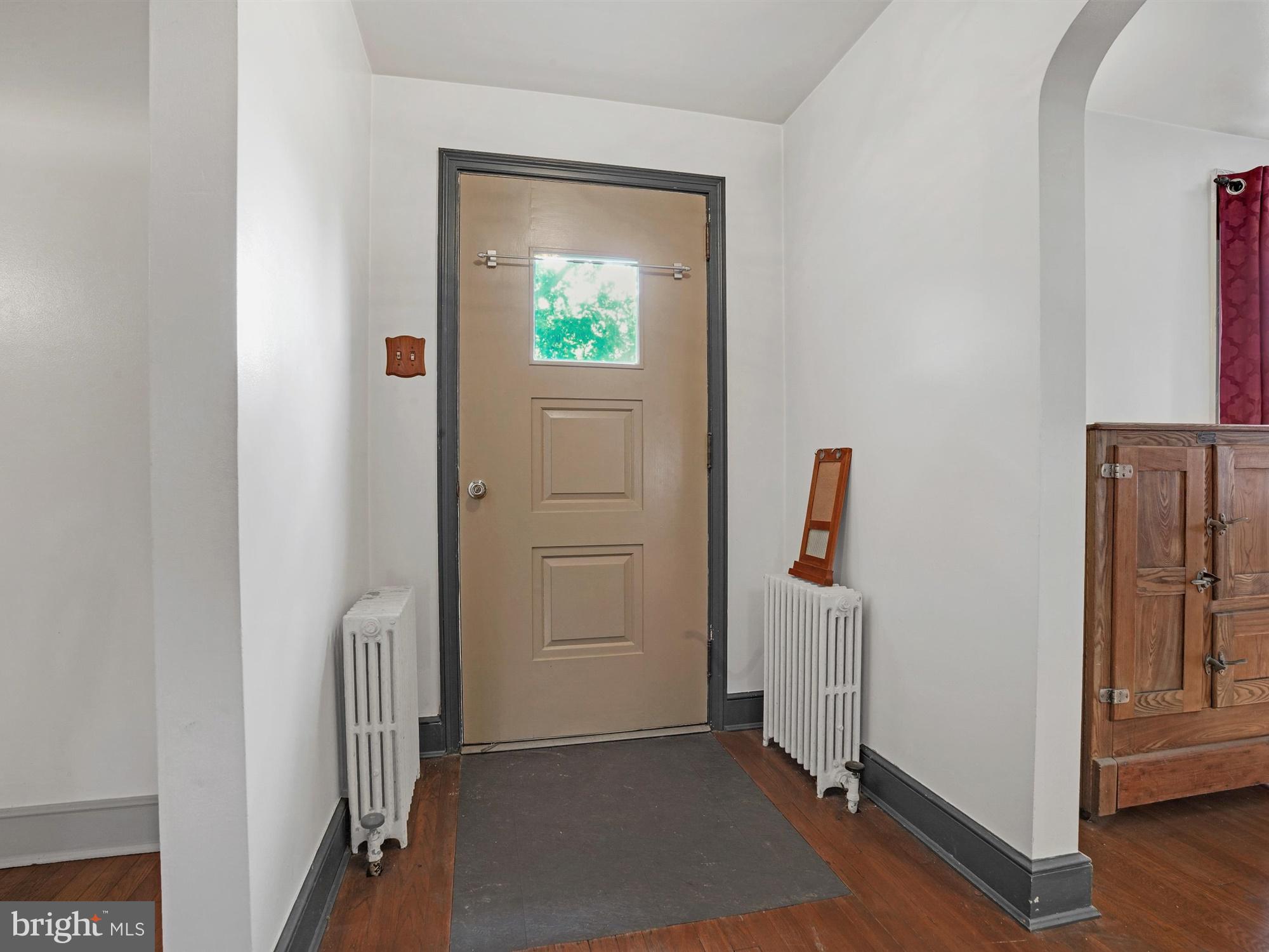 425 Lampeter Road Lancaster, PA 17602 - Photo 9 of 25 Front Door/ Foyer