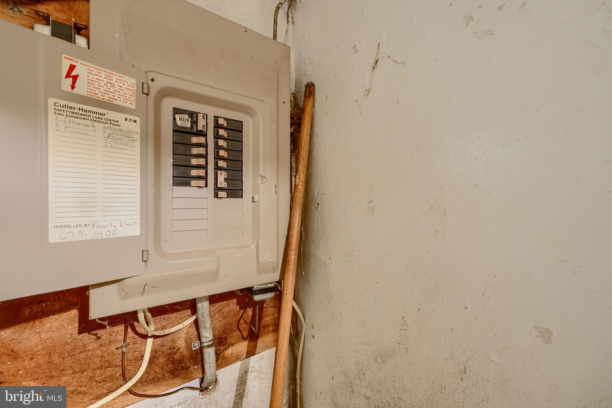 2837 Round Road Baltimore, MD 21225 - Photo 14 of 18 a room with table and window