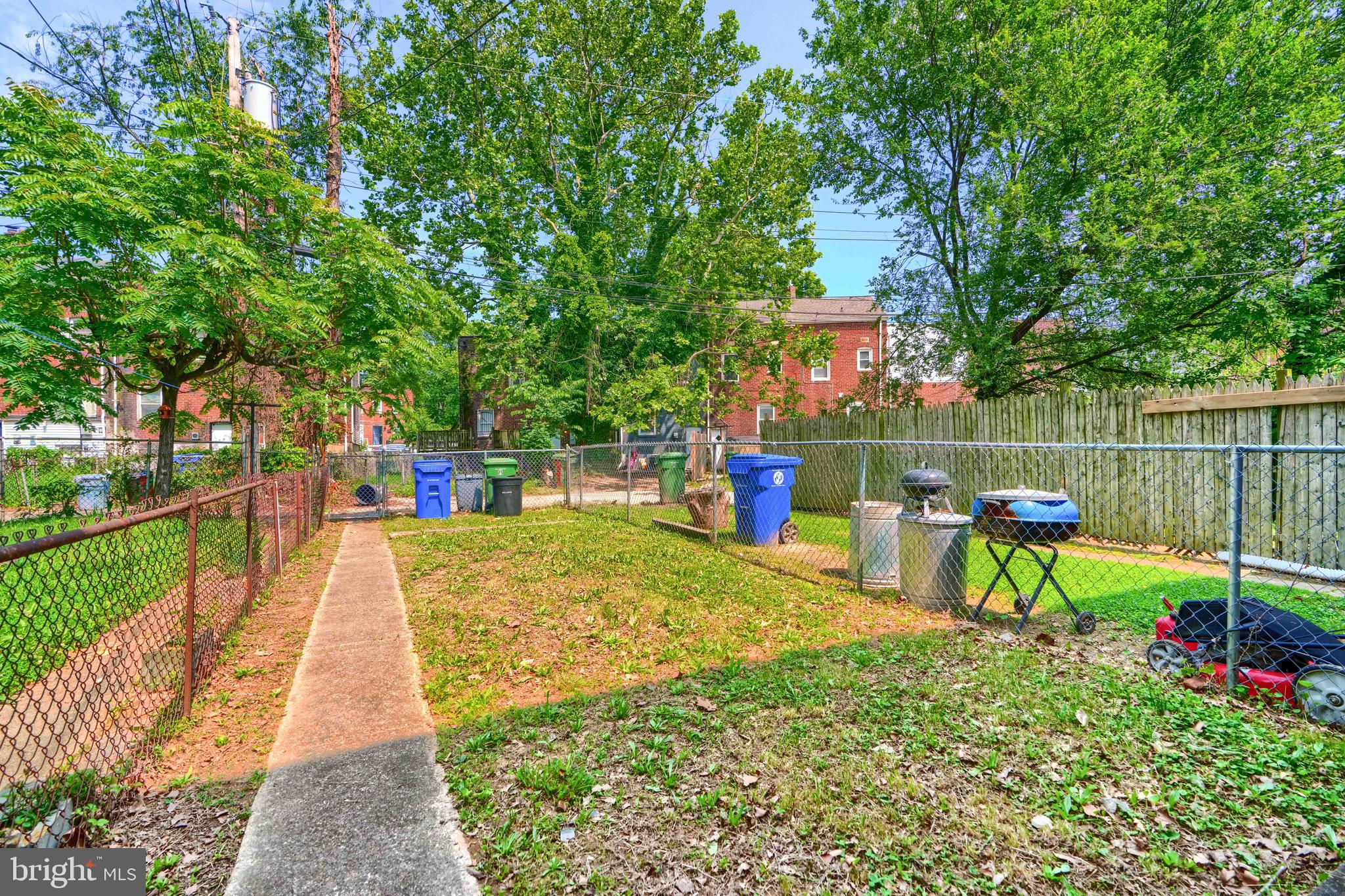 2837 Round Road Baltimore, MD 21225 - Photo 17 of 18 a view of a entertaining space