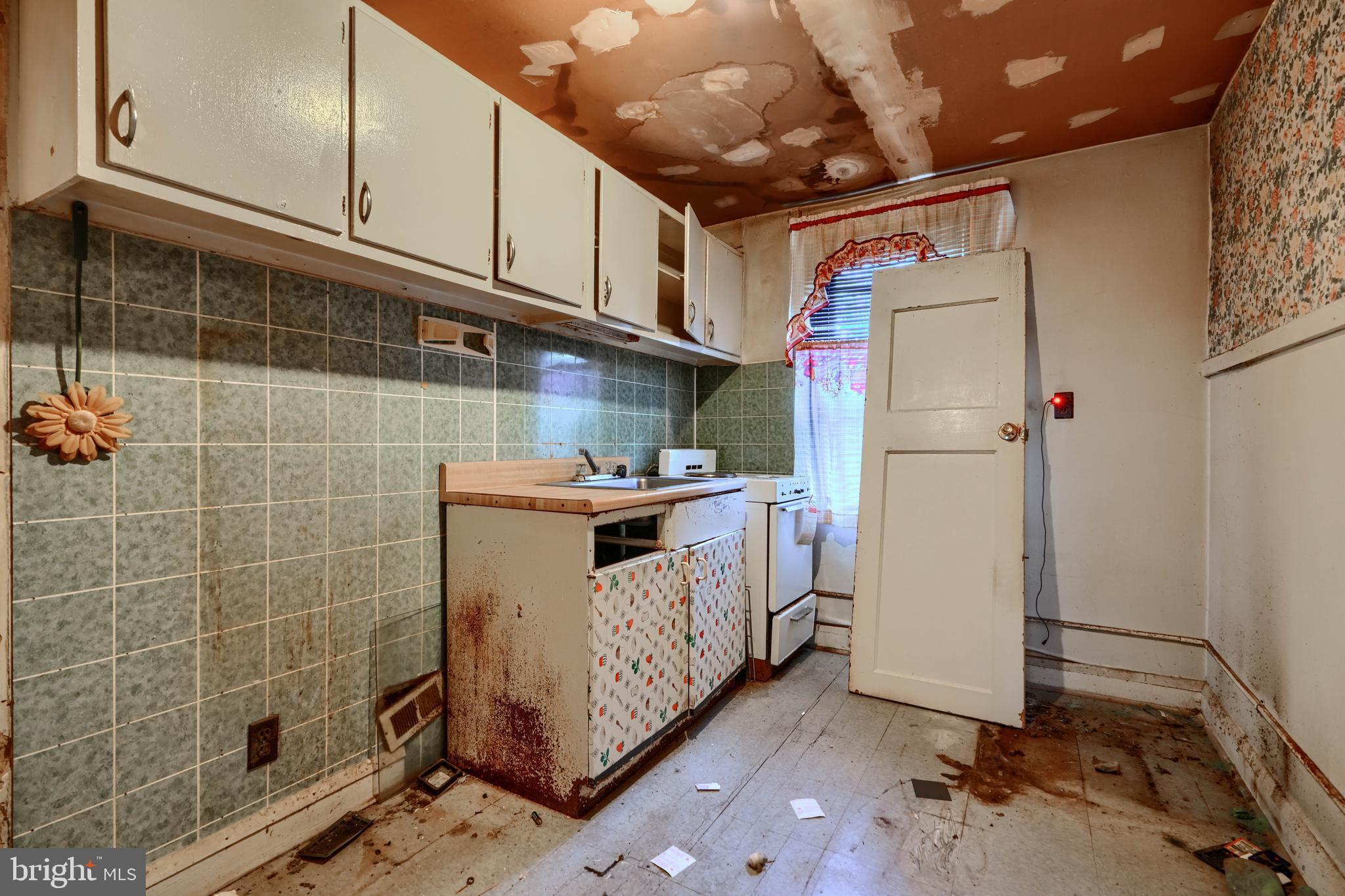 2837 Round Road Baltimore, MD 21225 - Photo 6 of 18 a utility room with dryer and washer