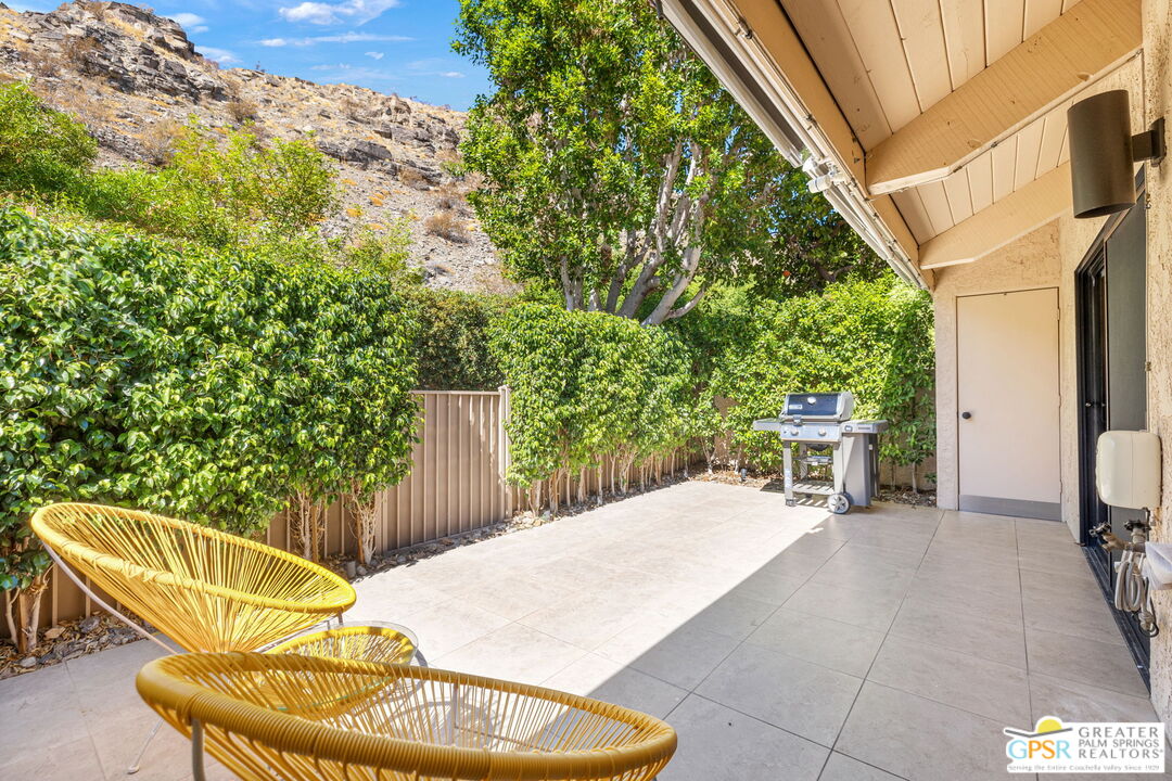 70100 Mirage Cove Drive, Unit 10 Rancho Mirage, CA 92270 - Photo 64 of 68 a backyard of a house with table and chairs