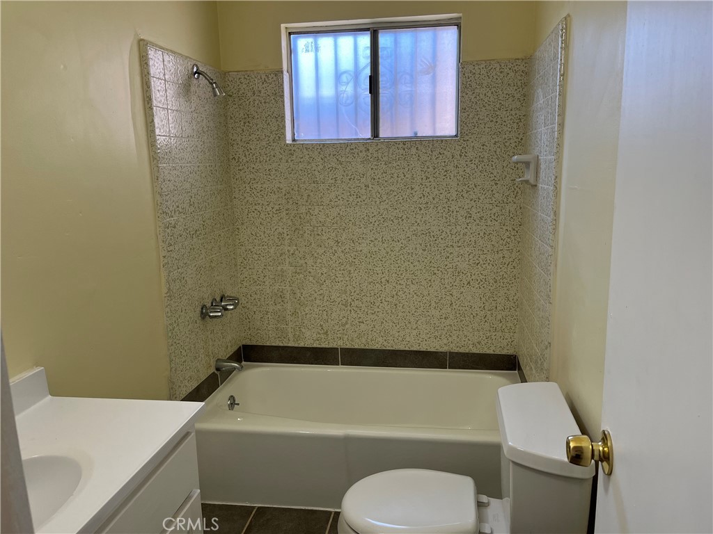 7763 Compton Avenue Los Angeles, CA 90001 - Photo 19 of 20 a bathroom with a toilet and a bath tub