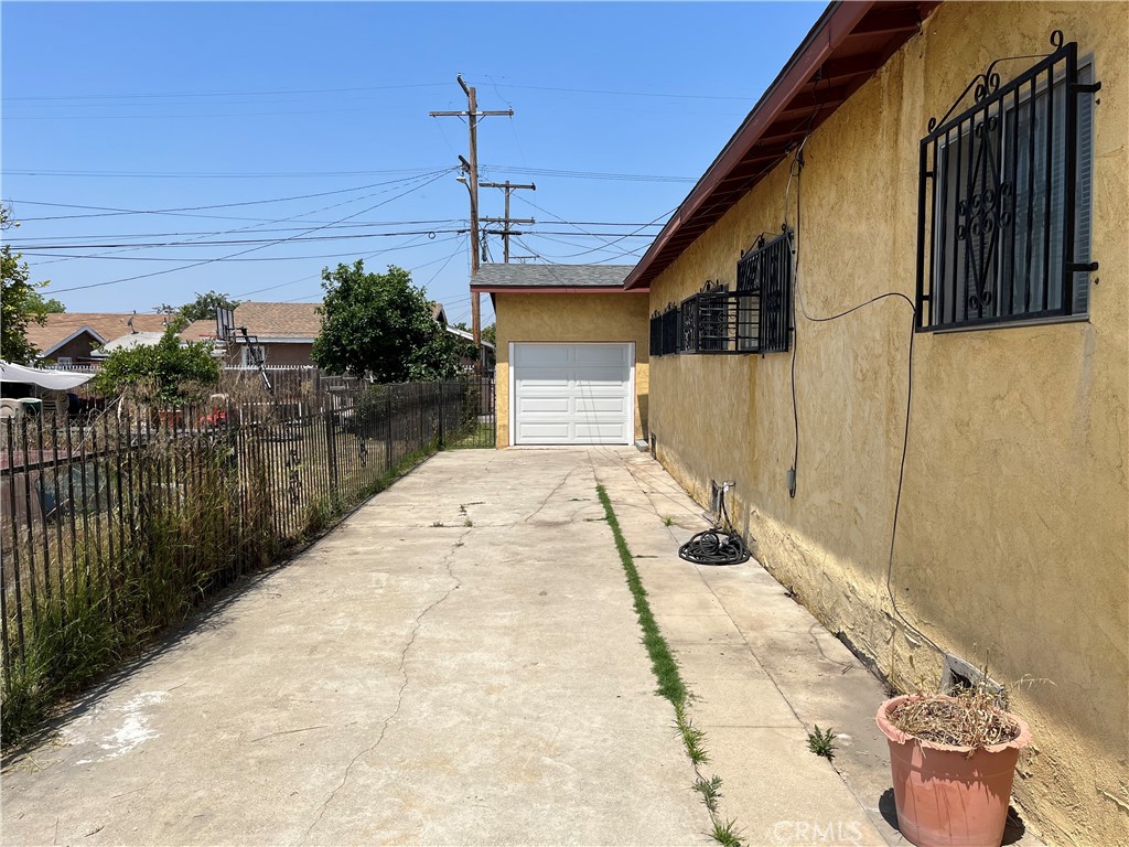 7763 Compton Avenue Los Angeles, CA 90001 - Photo 3 of 20 a bathroom with a bathtub and shower