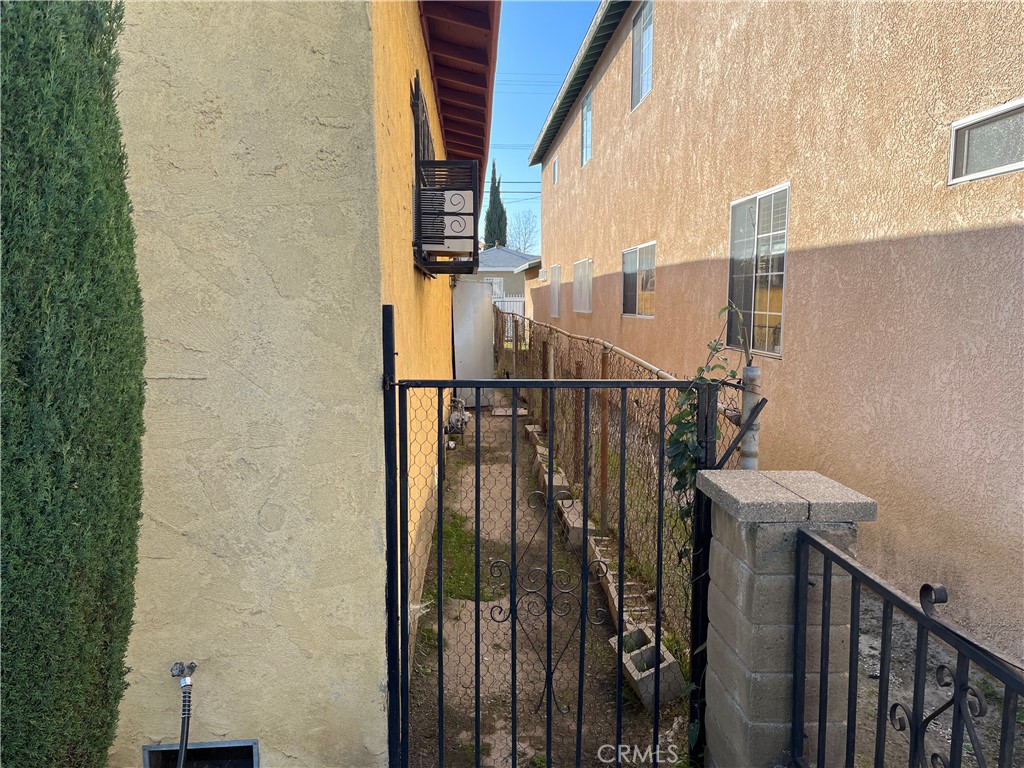 7763 Compton Avenue Los Angeles, CA 90001 - Photo 4 of 20 a view of a balcony