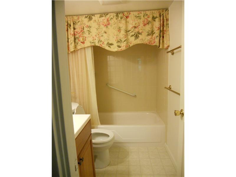 201 Coraopolis Road, Unit A2 Coraopolis, PA 15108 - Photo 5 of 16 Master Bath/Spa.