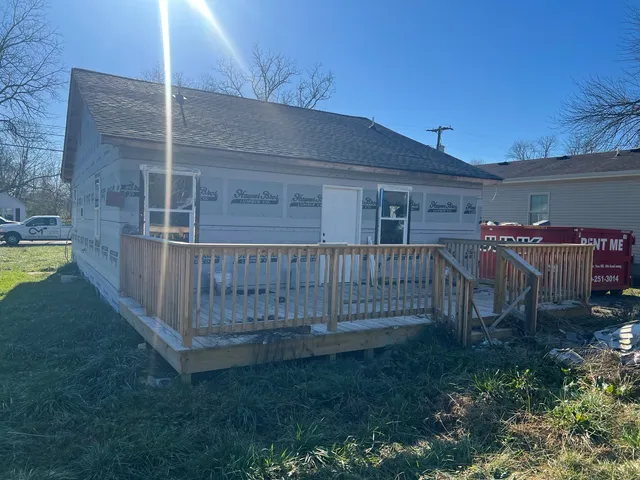 a view of a house with backyard and porch