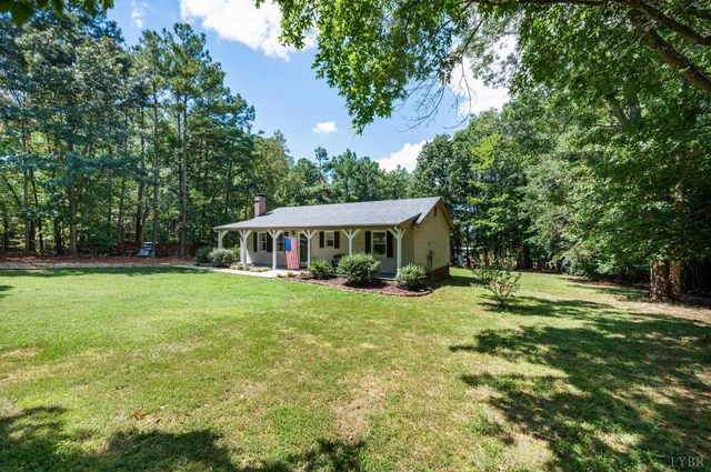 a view of a backyard