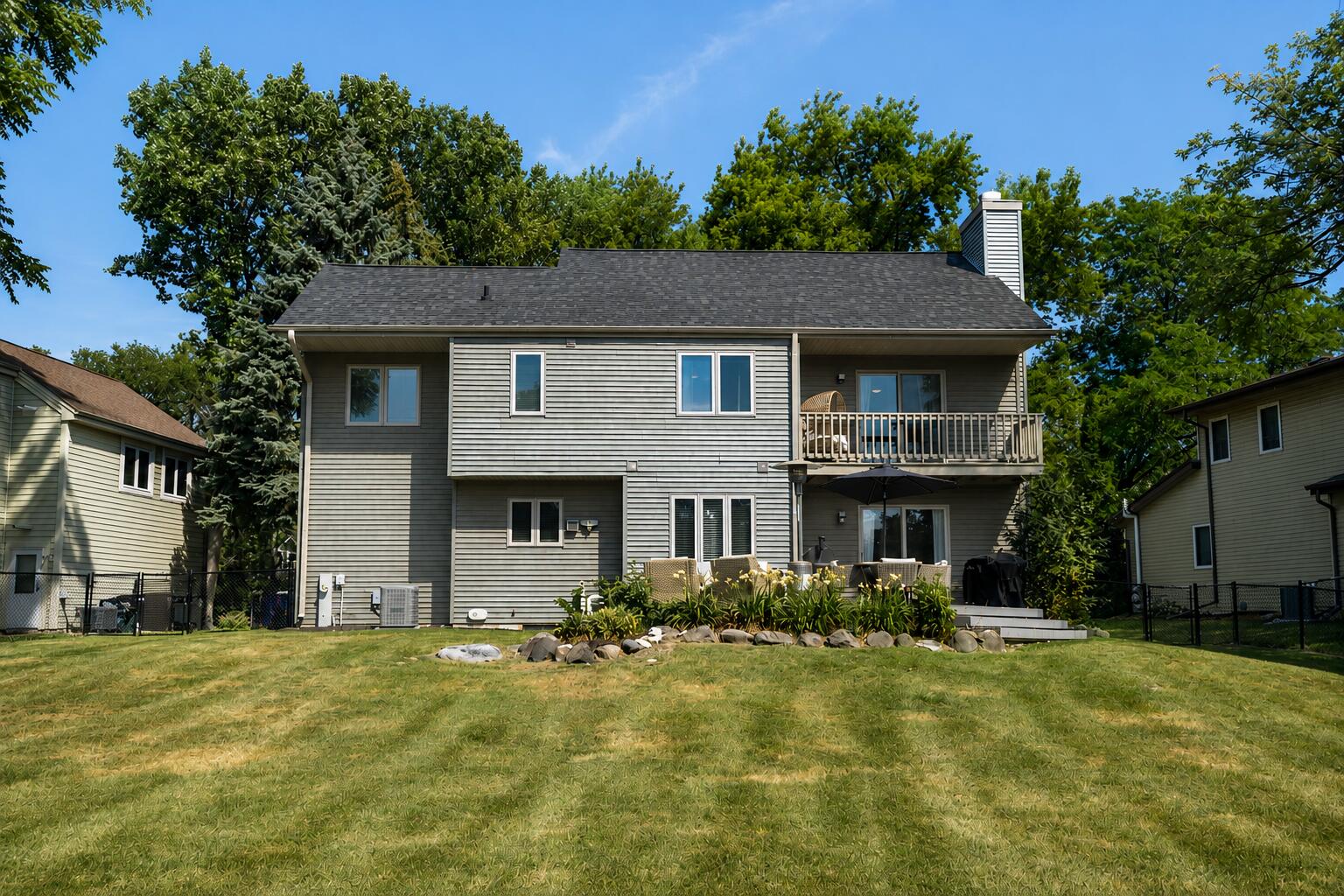 10541 Pine Ridge Road Greenfield, WI 53228 - Photo 4 of 39 back view