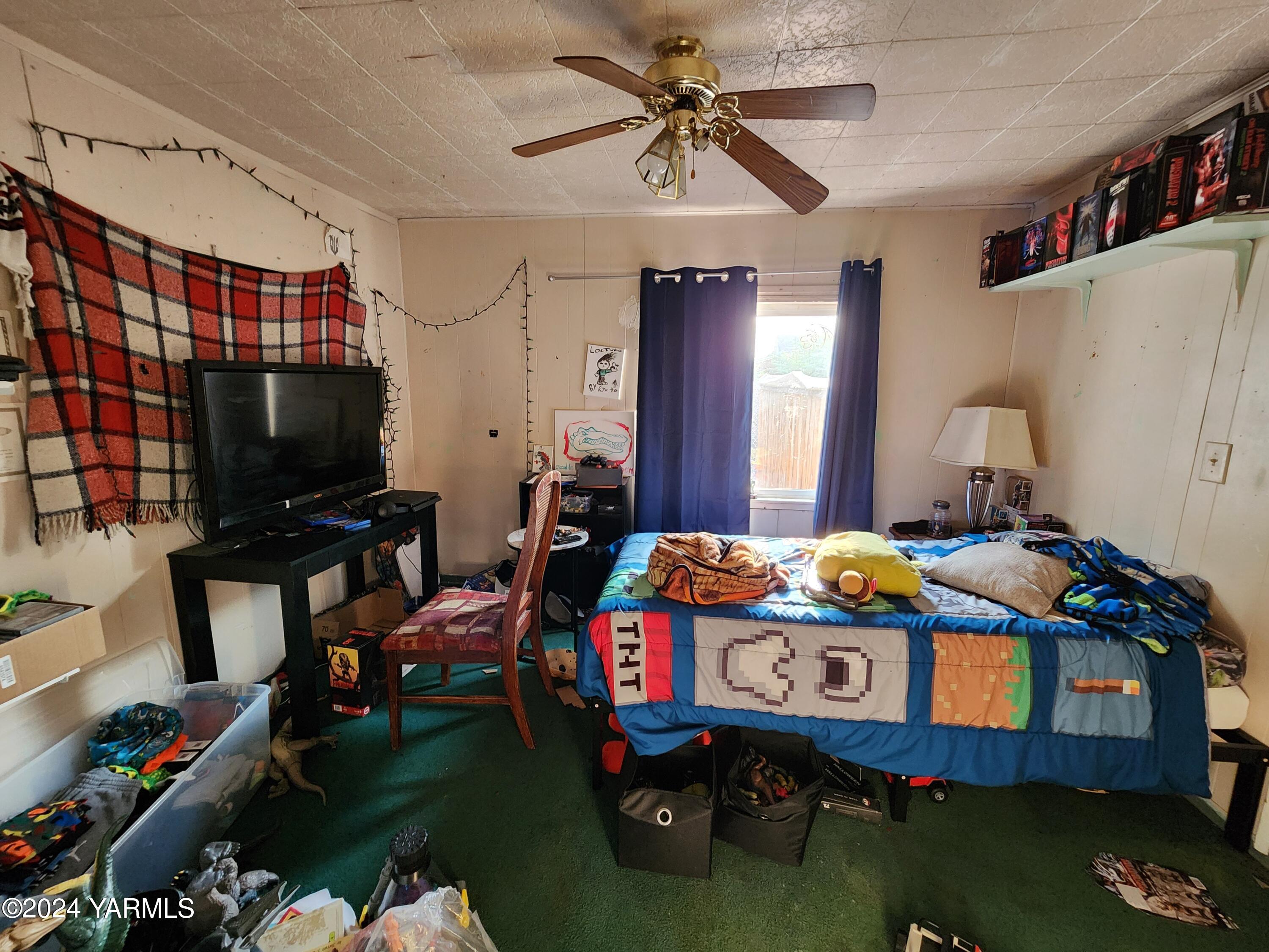 36 East 3rd Avenue Toppenish, WA 98948 - Photo 15 of 20 a room with furniture and a flat screen tv