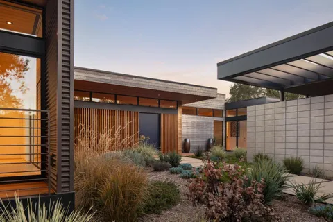 a view of a backyard