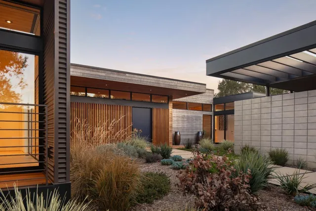 a view of a backyard