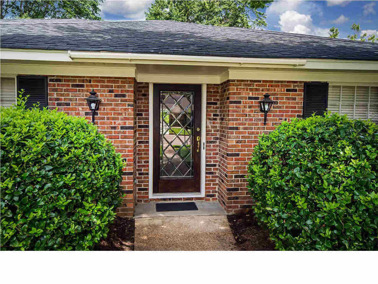 73 Springridge Circle Jackson, MS 39211 - Photo 4 of 48 Beautiful glass and hardwood front door
