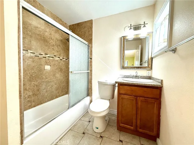 $2,575 | 7320 Lennox Avenue, Unit H1, Van Nuys, CA 91405