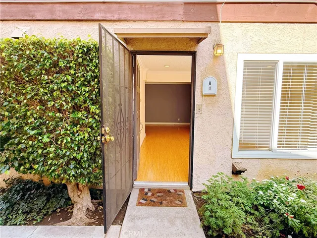 $2,575 | 7320 Lennox Avenue, Unit H1, Van Nuys, CA 91405
