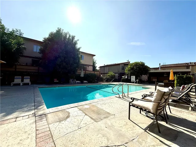 $2,575 | 7320 Lennox Avenue, Unit H1, Van Nuys, CA 91405