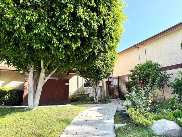 $2,575 | 7320 Lennox Avenue, Unit H1, Van Nuys, CA 91405