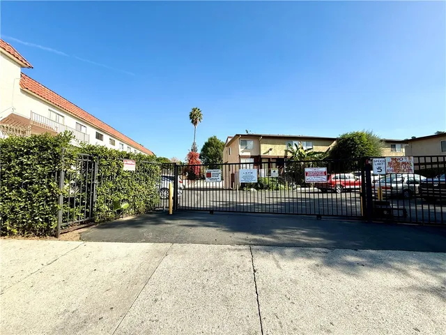 $2,575 | 7320 Lennox Avenue, Unit H1, Van Nuys, CA 91405