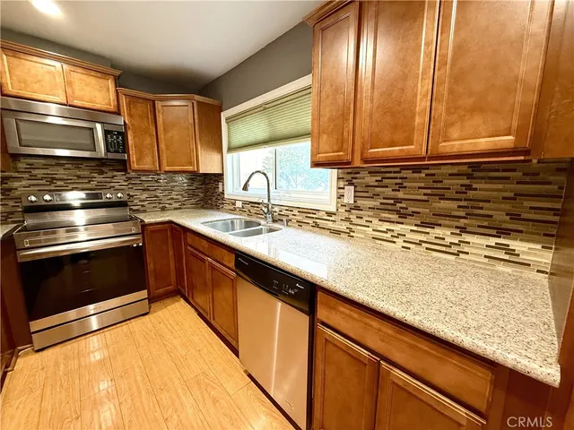 $2,575 | 7320 Lennox Avenue, Unit H1, Van Nuys, CA 91405