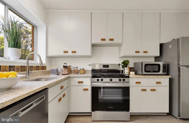 $2,400 | 10661 Montrose Avenue, Bethesda, MD 20814