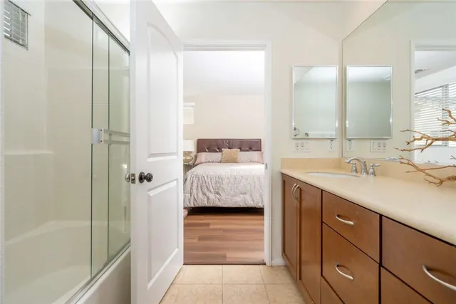 a en suite bathroom with a double vanity sink and mirror