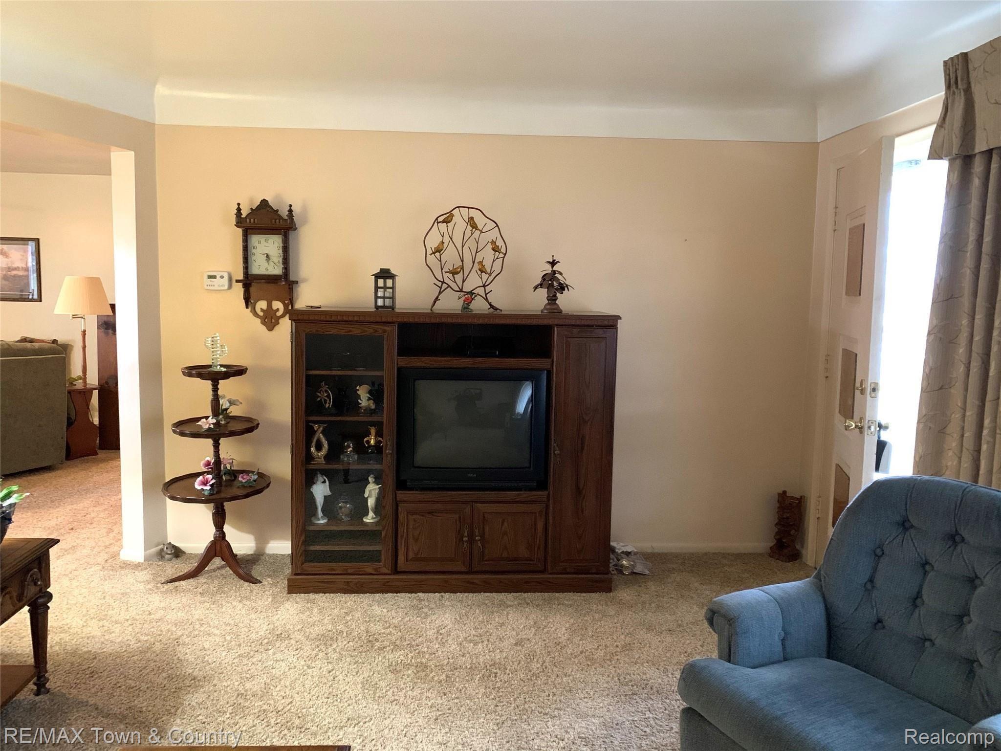 8098 Duffield Road Gaines, MI 48436 - Photo 14 of 28 living room 2.jpg