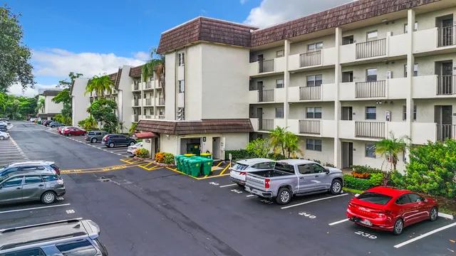 a close up view of a washer and dryer