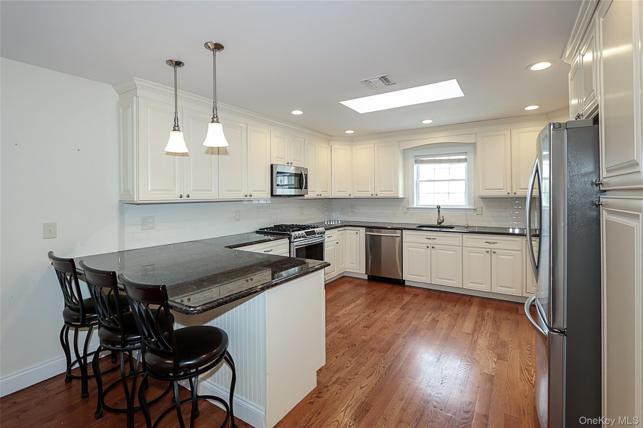 370 Rider Avenue Patchogue, NY 11772 - Photo 8 of 40